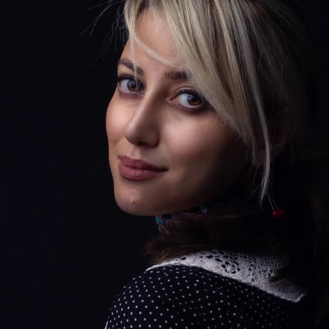  عکس پروفایل اینستاگرام عاطفه فتوحی / atefefotouhi